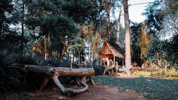 Landschaftlich schöner Garten und traditionelle Sitzgelegenheiten foto