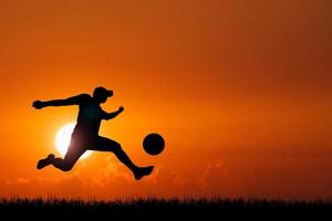 Silhouette von Fußballspielern am Abend. Fußballkonzept ist auf der ganzen Welt beliebt. foto