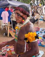 brasilia, df, brasilien-12. april 2022 tausende indigene eingeborene aus ganz brasilien kommen nach brasilia, für das jährliche kostenlose landlager oder acampamento terra livre. foto