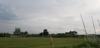 Landschaft im Freien mit bewölktem Himmel foto