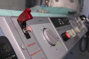 Notschalter mit rotem Knopf foto