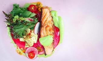 Gegrilltes Lachsfilet, Slow Cooked Steak mit Wasabi-Sahnesauce, Rettich, Tomate und Passionsfrucht serviert mit Kartoffelsalat. gesundes lebensmittelkonzept. foto