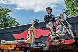 Seligman, Arizona, USA, 2011. Mannequins auf einem Dach in Seligman foto