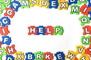 Puzzle-Hilfe auf weißem Hintergrund foto