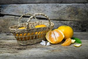 frische Mandarinen in einem Korb foto