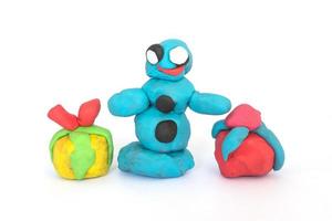 Play-Doh-Skulptur des Weihnachtsmanns auf weißem Hintergrund foto
