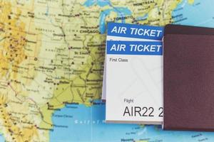 Flugticket und Pässe auf der Karte, Flug nach Amerika, Reisekonzept foto