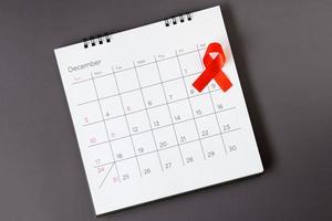 welt-aids-tag-konzept, rotes band das datum 1. dezember foto