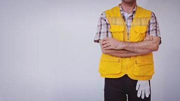 arabischer ingenieur mann trägt einen blauen kappenschutzhelm foto