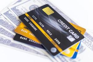 Kreditkarten und 100 Dollar in bar foto