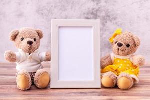 Paar Teddybär mit Bilderrahmen auf Tisch aus Holz. valentinstag feier foto