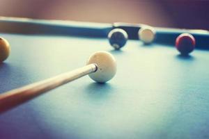 bunte Snooker-Kugel am Snooker-Tisch foto