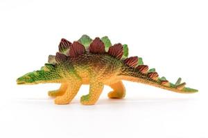 Stegosaurus-Spielzeugmodell auf weißem Hintergrund foto