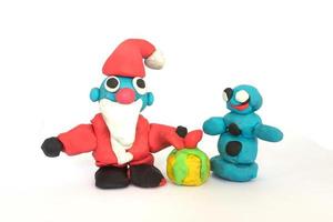 Play-Doh-Skulptur des Weihnachtsmanns auf weißem Hintergrund foto