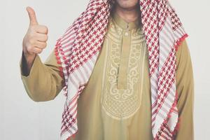 arabischer geschäftsmann, der daumen zeigt foto