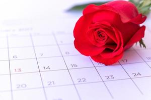 einzelne Rosenblume auf Kalenderblatt, Valentin, Valentinskartenkonzept, foto
