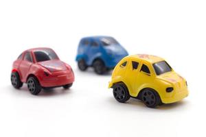 Autospielzeug auf weißem Hintergrund. foto