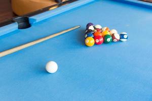 bunte Snooker-Kugel am Snooker-Tisch foto