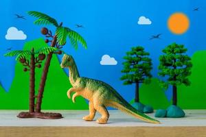 Pachycephalosaurus-Dinosaurier-Spielzeugmodell auf wildem Modellhintergrund foto