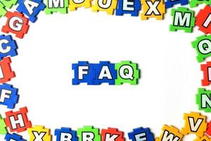 Puzzle-FAQ auf weißem Hintergrund foto