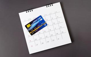 Kalender mit Tagen und Kreditkarte auf dem Tisch. Einkaufskonzept foto