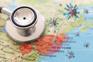 Stethoskop auf Amerika Kartenhintergrund. ausbruch des virus covid-19 in der roten zone amerikas foto
