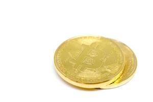 goldene Bitcoin auf weißem Hintergrund foto