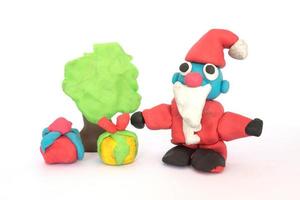 Play-Doh-Skulptur des Weihnachtsmanns auf weißem Hintergrund foto