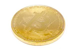 goldene Bitcoin auf weißem Hintergrund foto