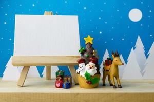 Fotorahmen und Kinderspielzeug für die Weihnachtsdekoration. foto