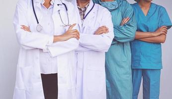 Ärzte und Krankenschwestern koordinieren die Hände. Konzept Teamarbeit foto