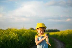 Mädchen tötet Mücken an Händen und Füßen. Kind schlägt sich auf den Körper, kratzt Bissstellen, Schutz vor Insektenstichen, Repellent sicher für Kinder. Erholung im Freien, gegen Allergien foto