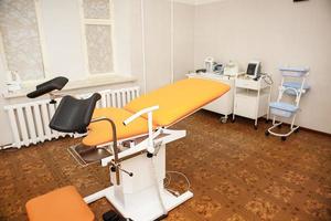 Gynäkologischer Stuhl in der Klinik für künstliche Befruchtung und Reproduktion von Frauen. Couch und medizinische Ausrüstung für Untersuchung, Schwangerschaftsabbruch, Embryonenimplantation foto