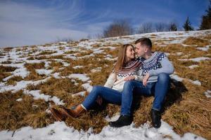 Modeporträt im Freien von jungen sinnlichen Paaren bei kaltem Winterwetter. Liebe und Kuss foto