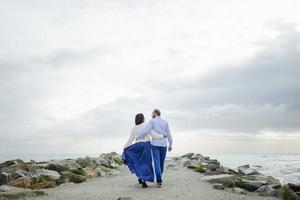 ein liebevolles paar, mann und frau, die sommerferien an einem tropischen paradiesstrand mit klarem meereswasser und landschaftlich genießen foto