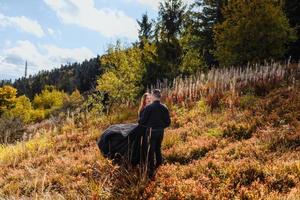 Hochzeitspaar auf dem Hintergrund der Herbstberge. foto