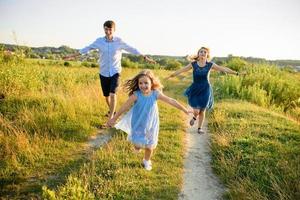 vater mutter und tochter haben gemeinsam spaß in der natur. foto