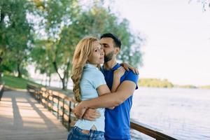 Liebespaar bei einem Date im Park foto