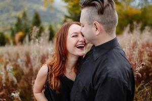 Hochzeitspaar auf dem Hintergrund der Herbstberge. foto