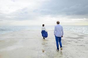 ein liebevolles paar, mann und frau, die sommerferien an einem tropischen paradiesstrand mit klarem meereswasser und landschaftlich genießen foto