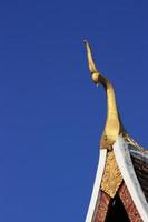 die obere vorderseite der tempeldachdekoration in laos foto