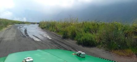 melihat keindahan padang rumput di atas mobil hartop foto