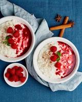 zwei Milchreis. Französisches Milchreisdessert mit Himbeeren, Heidelbeeren. Ansicht von oben, vertikal foto