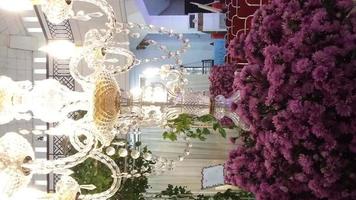 Hochzeitsblumen und hängende Kristallkronleuchter foto
