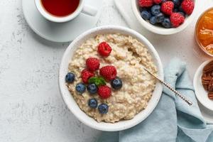 haferbrei mit blaubeere, himbeeren, marmelade, kopierraum, draufsicht. Frühstück mit Beeren foto