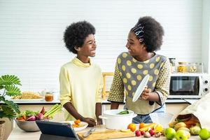 Zwei afroamerikanische Kinder kochen gerne zusammen in der modernen Küche, zwei Brüder freuen sich über die Zubereitung des Frühstücks, Lernaktivitäten für Kinder foto
