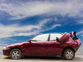 rote autostoßstangen mit himmel abgerissen. foto