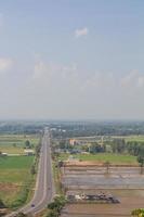 Blick auf die Straße im ländlichen Thailand. foto