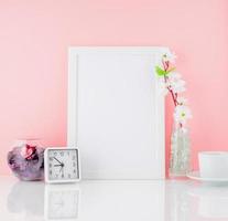 leerer weißer Rahmen, Blume, Uhr und Tasse Kaffee oder Tee auf whi foto