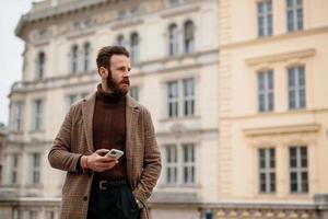 kreativer freiberufler, der draußen sitzt und an laptop und handy arbeitet. Fernarbeit. Video-Online-Anruf foto